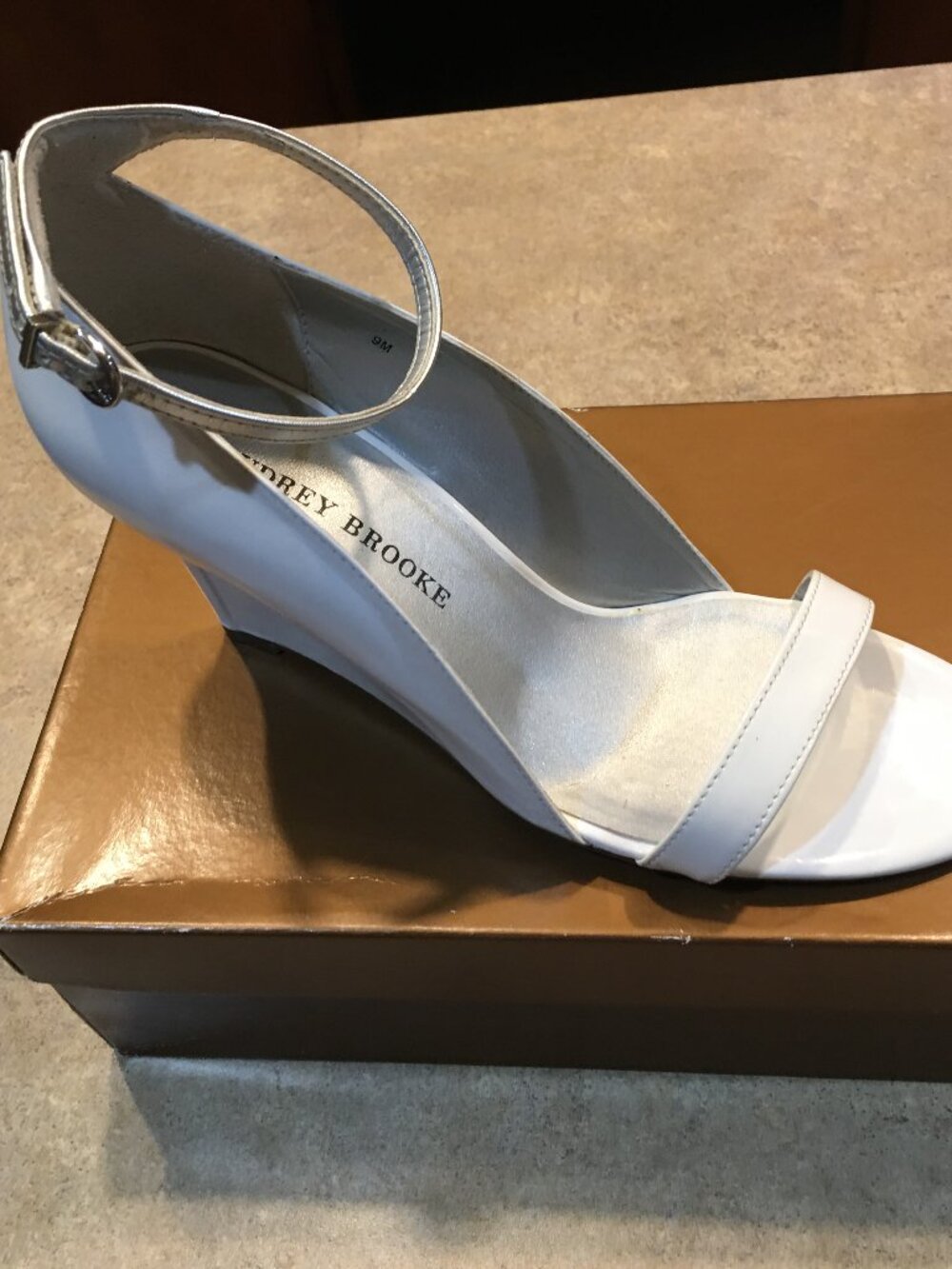 NIB!  AUDREY BROOKE White w/Silver Leather Open Toe Wedge Sandal 9M